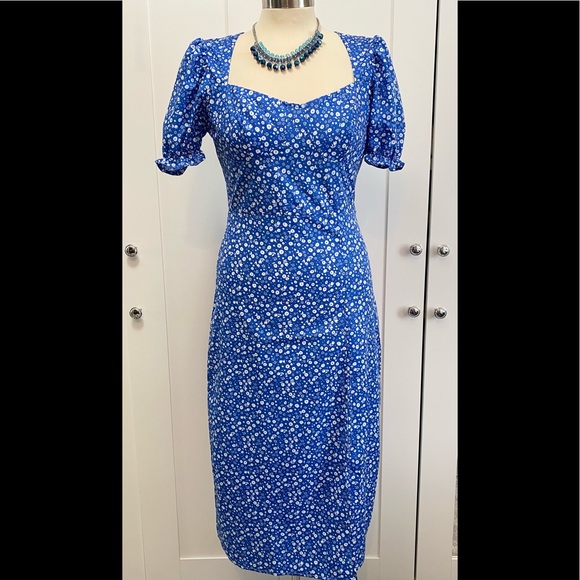 Dresses & Skirts - NEW! Blue & White Floral Bottom Slit Dress